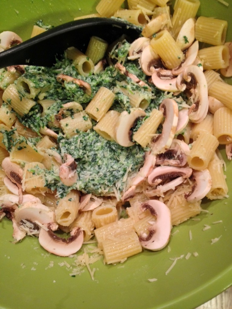 Toss rigatoni with spinach and ricotta mixture and some fresh mushrooms!